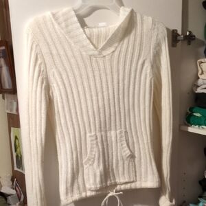 Derek Heart White V-Neck Sweater with Ribbed Texture